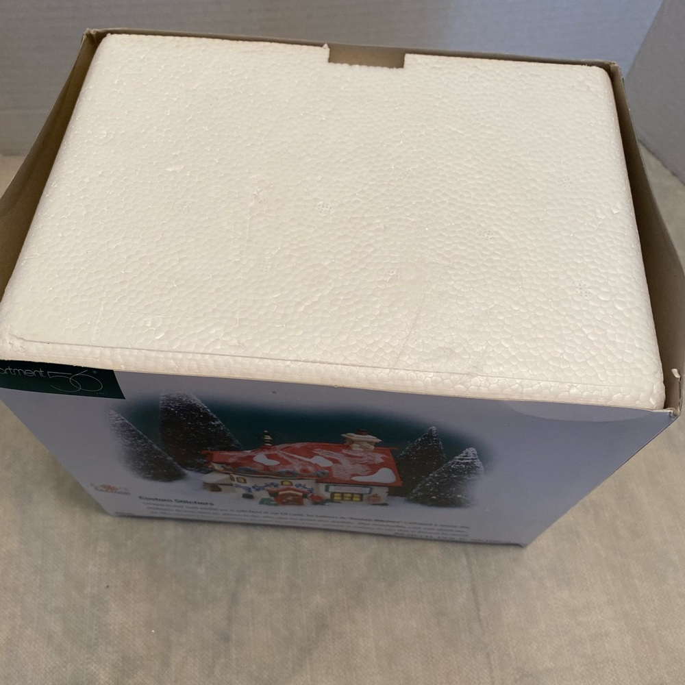 Dept 56 North Pole Series Elfland “Custom Stitchers” - Signed - Tested and works - Picture 4 of 10